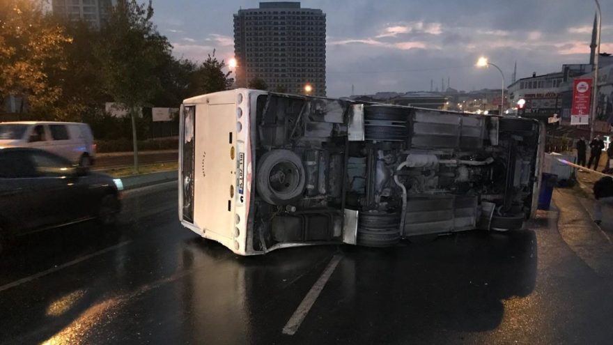 Gaziosmanpaşa’da servis midibüsü devrildi: 8 yaralı