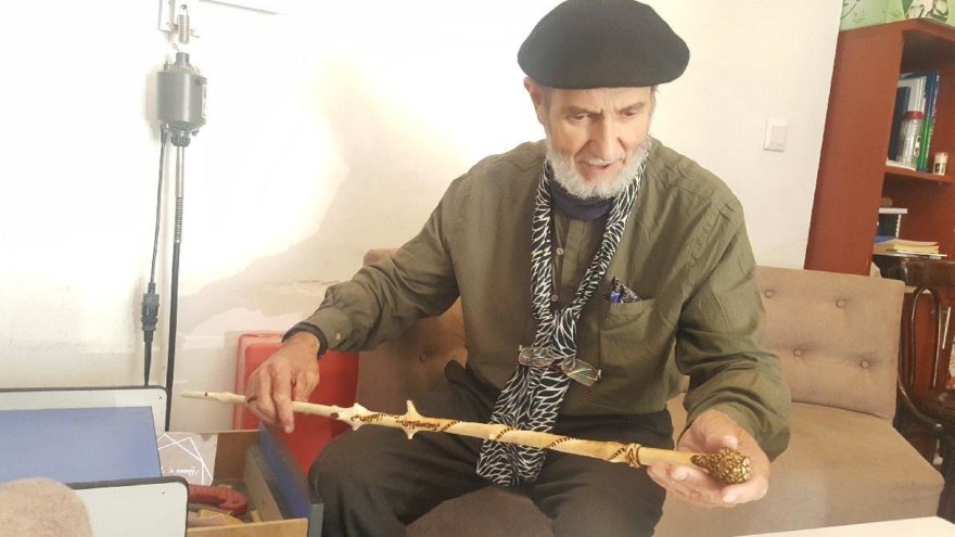 77 yaşındaki muhtar ihtiyaç sahipleri için baston yapıyor