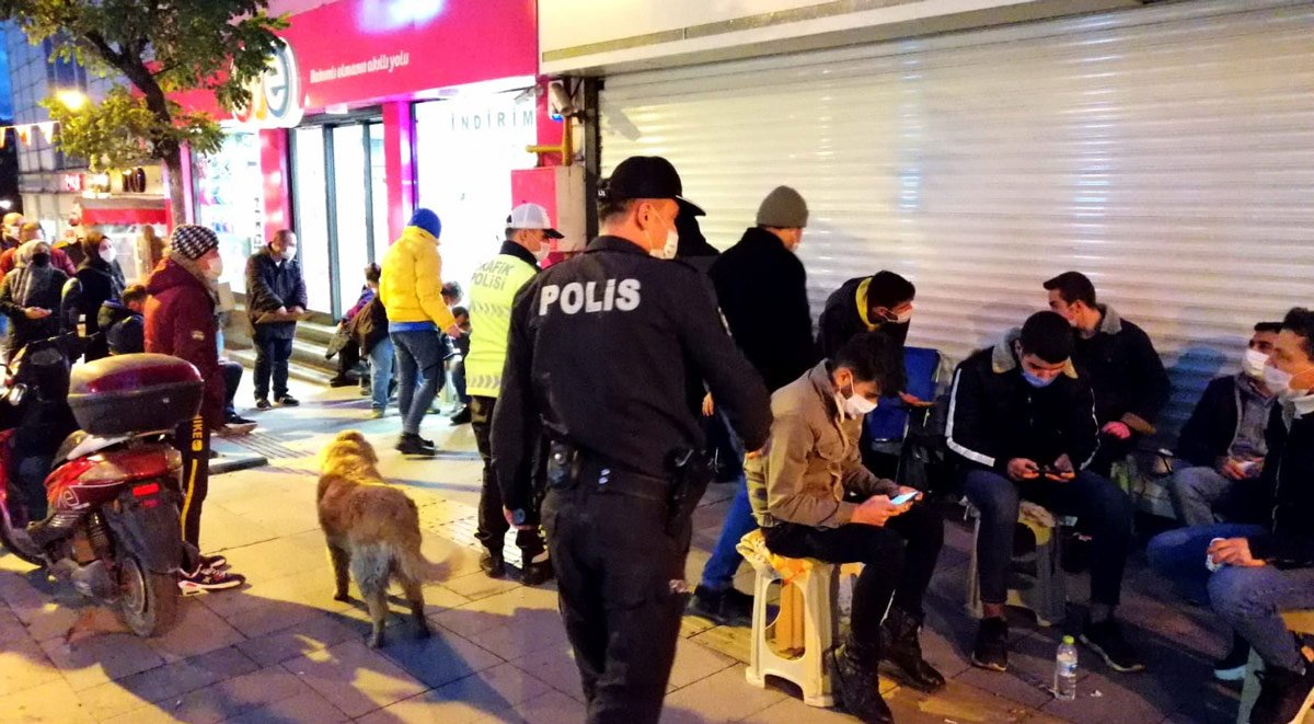 Ev sahibi olmak için bir gün önceden bankanın önünde sıraya girdiler