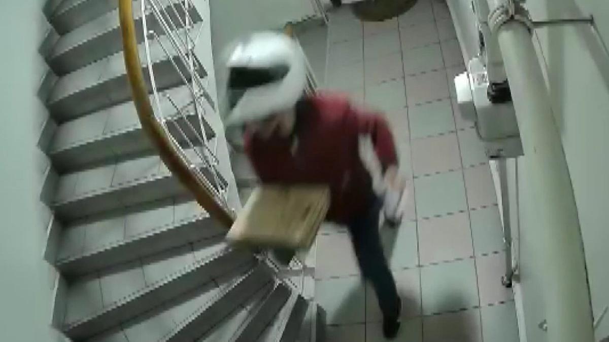Eve Yemek Siparisi Getiren Kurye Apartmanda Merdivenlere Idrarini Yapti Son Dakika Haberleri
