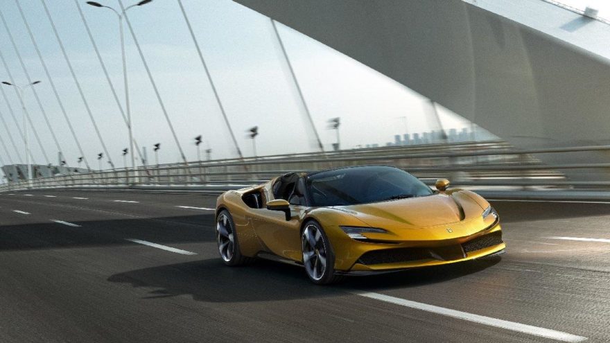 Karşınızda ilk hibrit üstü açık Ferrari