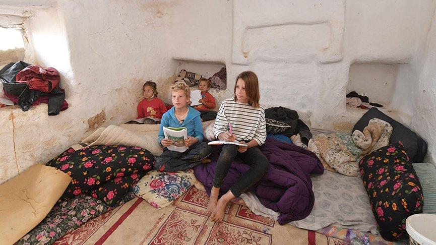 Zor şartlarda yaşayan aile, yeni evlerine kavuştu