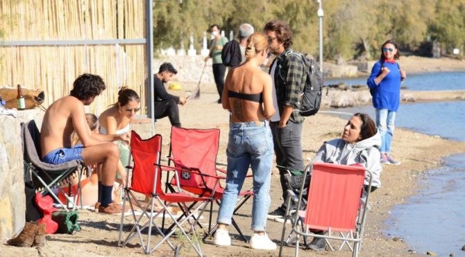 Sahile inenler sosyal mesafeyi unuttu