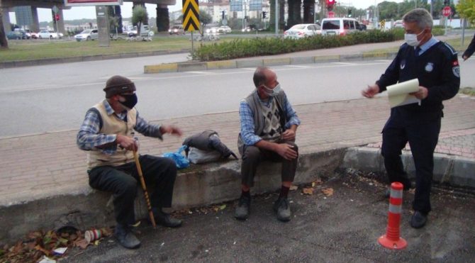 Engelli kardeş dilenciler, polisi görünce yürümeye başladı