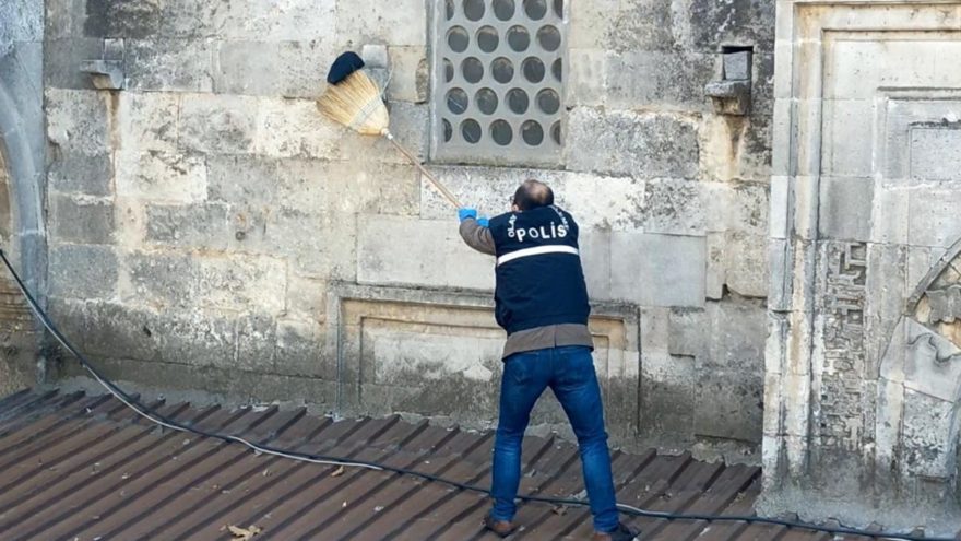 Camiye zarar verdi, kasketini astıp gitti