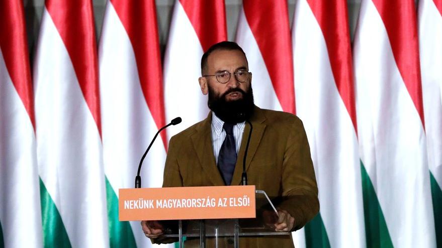Muhafazakar siyasetçi 24 erkekle partide basıldı: Pencereden kaçtı