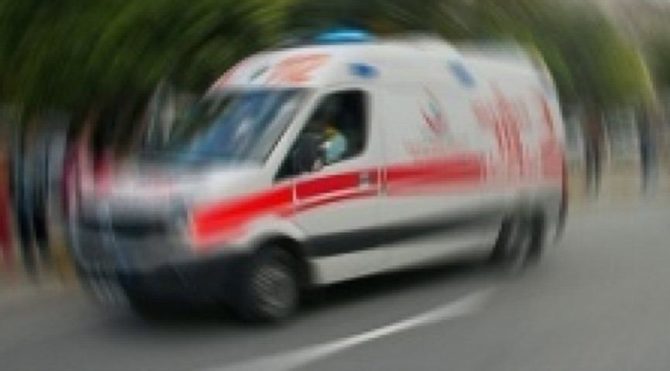Pandemi nedeniyle ambulansa alınmayınca sağlık ekibine saldırdı