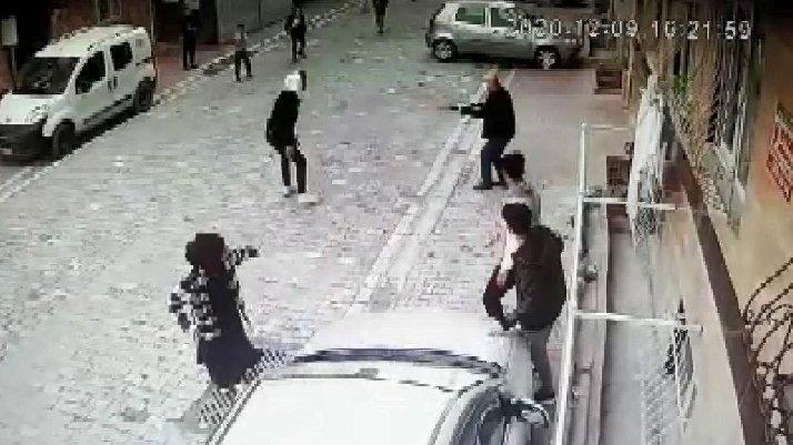 İstanbul’da pompalı dehşet: Top oynayan çocuklar dondu kaldı