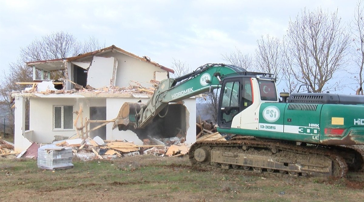 Çatalca’da Hazine arazisindeki kaçak 8 villa yıkıldı Son dakika haberleri