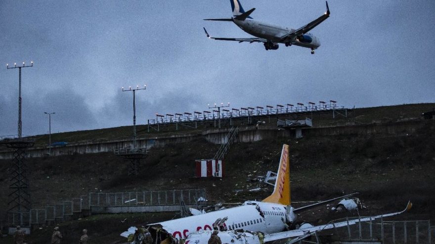 Bilirkişinin asli kusurlu bulduğu pistte uçuşlar aynen sürüyor