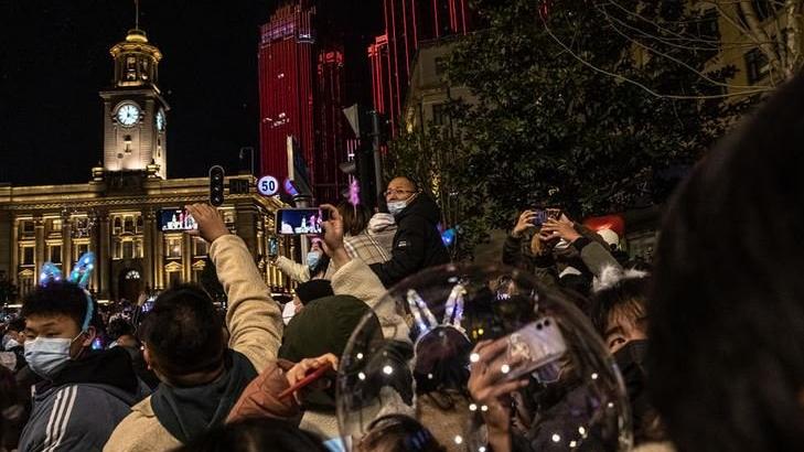 Thousands of people celebrated New Year's Eve in Wuhan, where wreath appeared