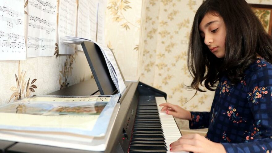 9 yaşındaki Cemre’ye piyano festivalinde ‘eser’ ödülü