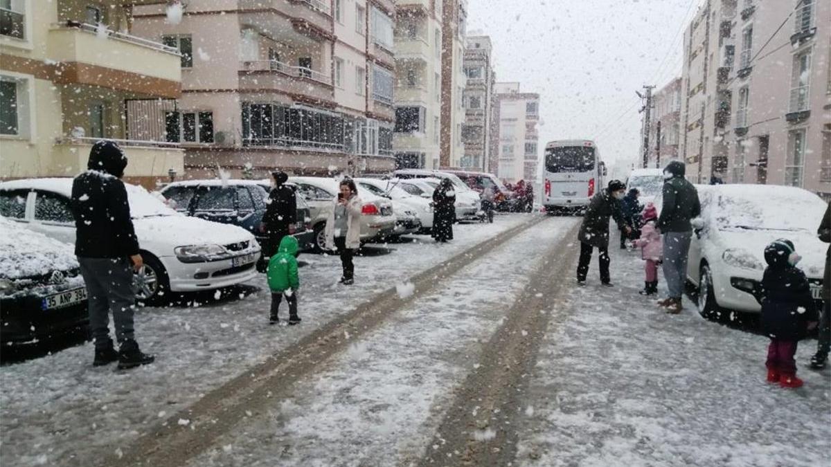 İzmir'de kar sevinci - Son dakika haberleri – Sözcü