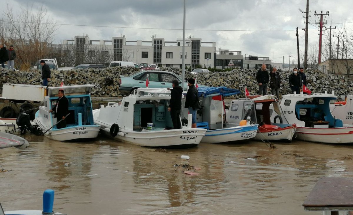 Çanakkale'de aşırı yağış nedeniyle iki tekne battı - Resim : 1