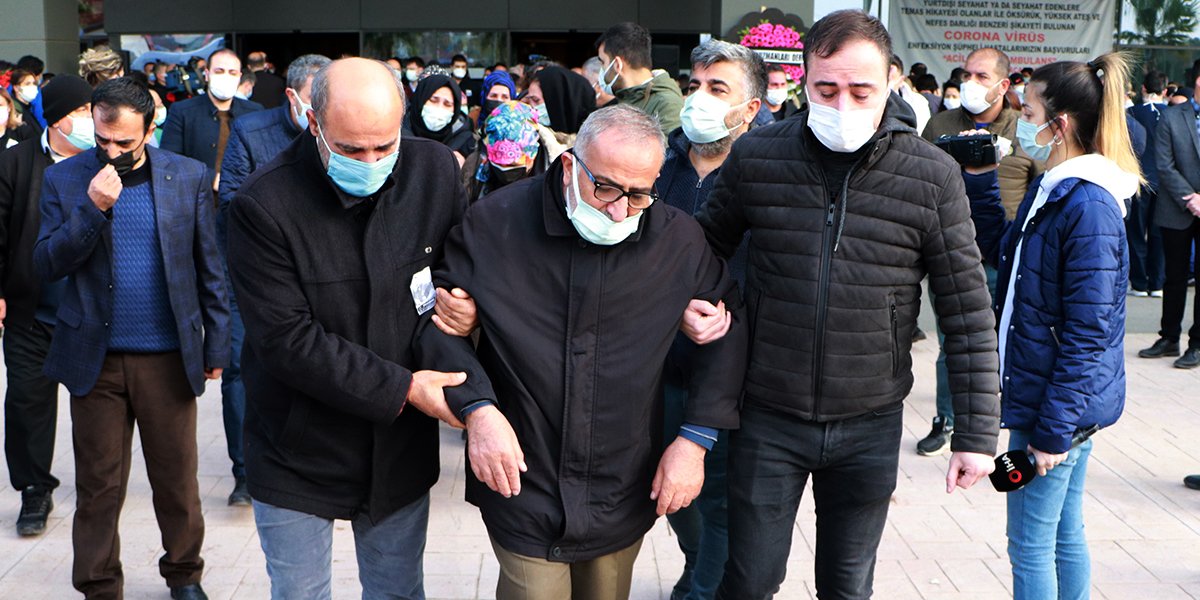 Adana’da koronavirüs nedeni ile hayatını kaybeden Acil Tıp Uzmanı Dr. Mehmet Ertane, görev yaptığı Adana Şehir Eğitim ve Araştırma Hastanesi’nden mesai arkadaşları ve ailesinin katıldığı törenin ardından gözyaşları içinde son yolculuğuna uğurlandı ile ilgili görsel sonucu