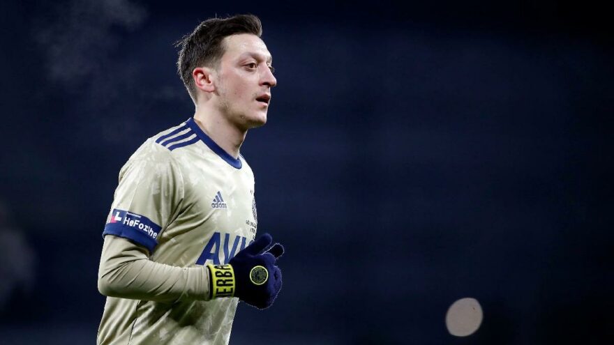Mesut Özil’den Fenerbahçe taraftarına şarkılı mesaj