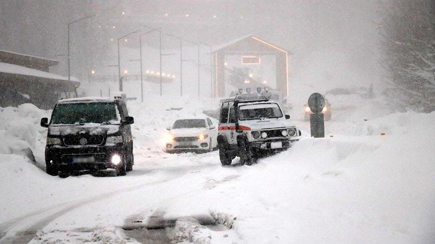 Kar kalınlığı 70 santimetreyi geçti, araçlar yollarda kaldı
