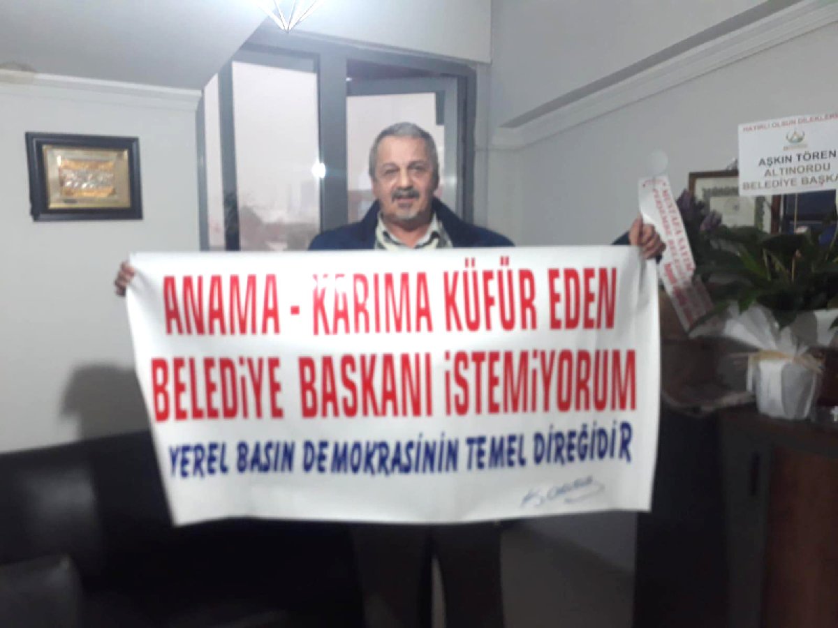 AKP kongresinde şoke eden pankart: Anama-karıma küfür eden belediye başkanı istemiyorum