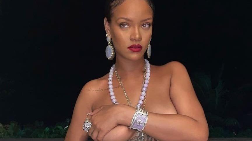 Rihanna’nın üstsüz paylaşımı diplomatik kriz çıkardı