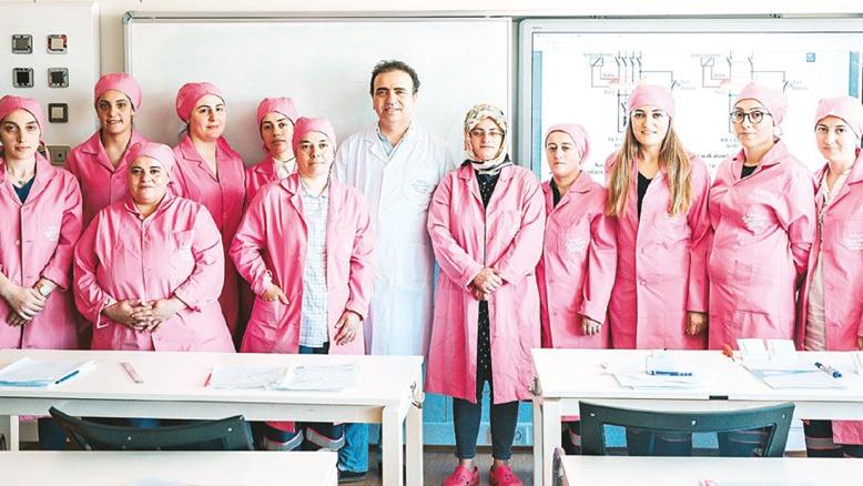 ‘Erkek işi yapamazsın’ diyenlere inat elektrik ustası oldular!