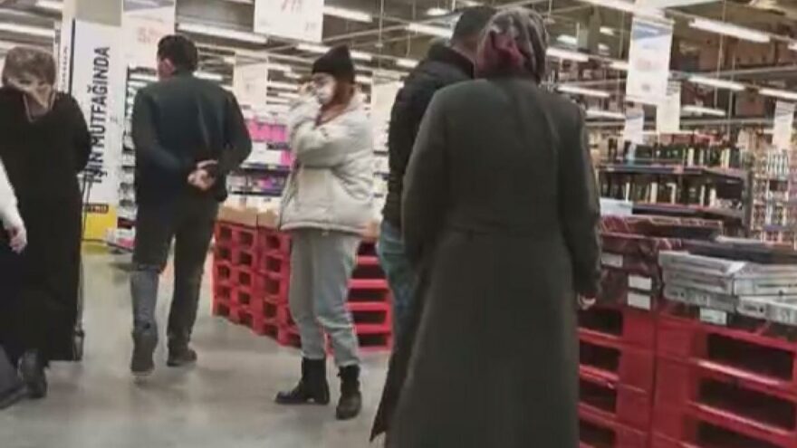 Kısıtlamada markette şaşırtan yoğunluk Kısıtlamada markette şaşırtan yoğunluk