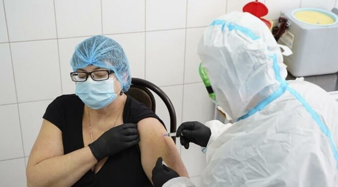 Ukrayna’da ilk corona aşısı bir doktora yapıldı
