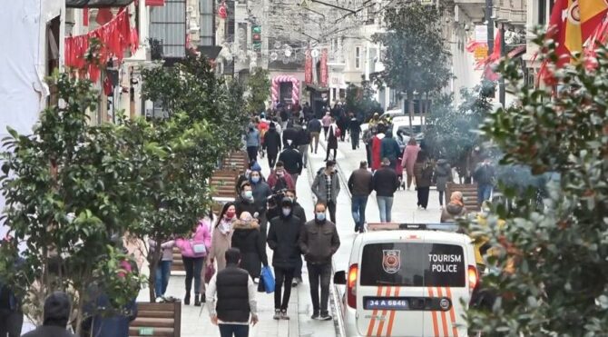 Sokağa çıkma kısıtlamasında Taksim Meydanı turistlere kaldı