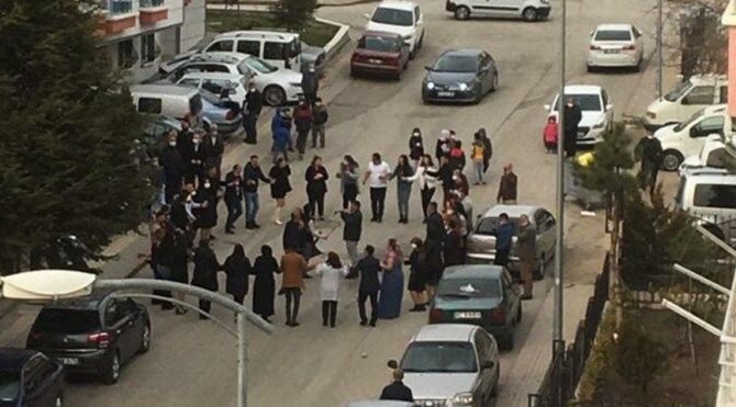 Corona tedbirlerini hiçe sayıp yol ortasında halay çektiler