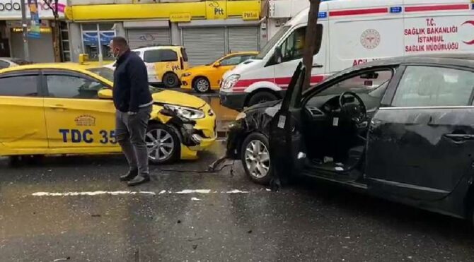 Takla atıp yan yatan aracı vatandaşlar düzeltti
