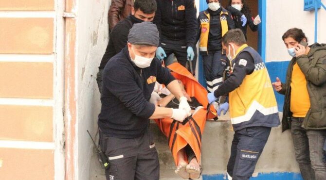 Evde düşüp felç geçiren yaşlı şahsı kiracısının dikkati kurtardı