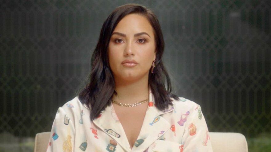 Ünlü şarkıcı Demi Lovato yıllar sonra itiraf etti: İki kez istismara uğradım