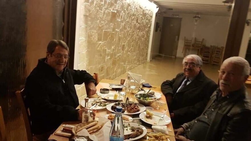 Yasakları kaldırıp meyhaneye koşan Anastasiadis’e tepki
