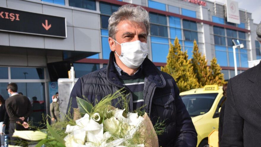 Kayserispor’un yeni teknik direktörü Hamza Hamzaoğlu, Kayseri’ye geldi
