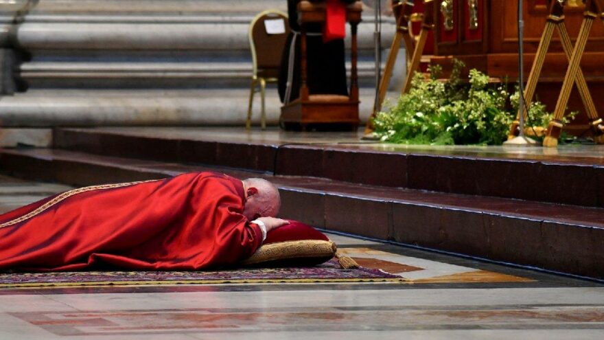 Papa’dan ‘Kutsal Cuma’ ayininde yerde dua