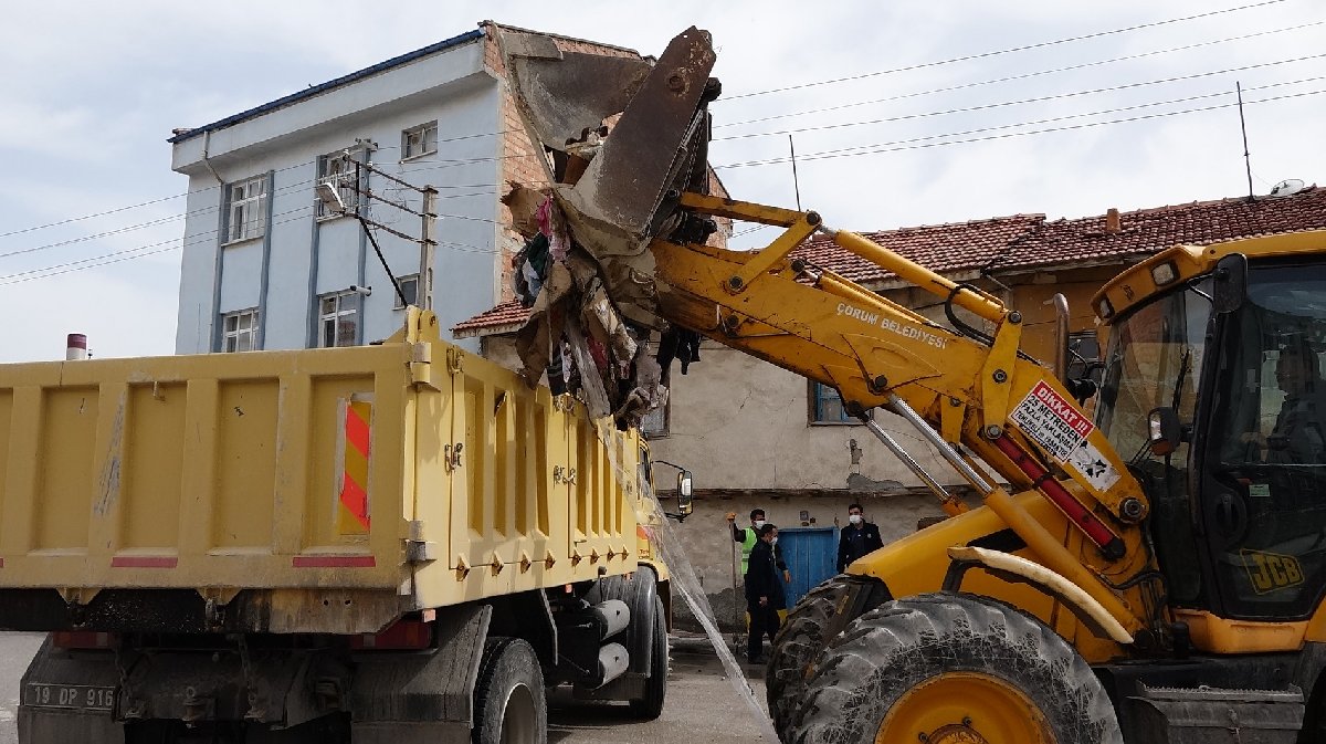 Evden 4 kamyon çöp çıktı, fareleri gören ekipler korkup kaçtı Son