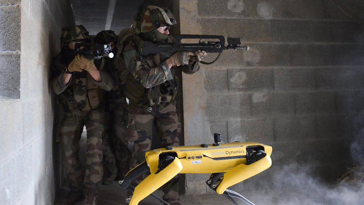 Boston Dynamics'in gözde robotu askeri tatbikatta: Çatışmanın ortasında şarjı bitti