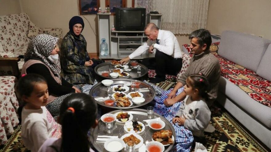 Erdoğan’dan yer sofrasında iftar