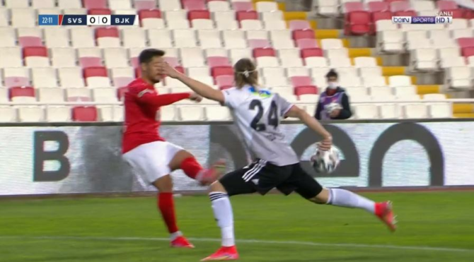 Sivasspor-Beşiktaş maçında penaltı tartışması! – Sözcü Gazetesi