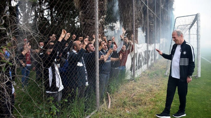 Mustafa Denizli’ye Altay’ın başındaki ilk idmanda meşaleli karşılama