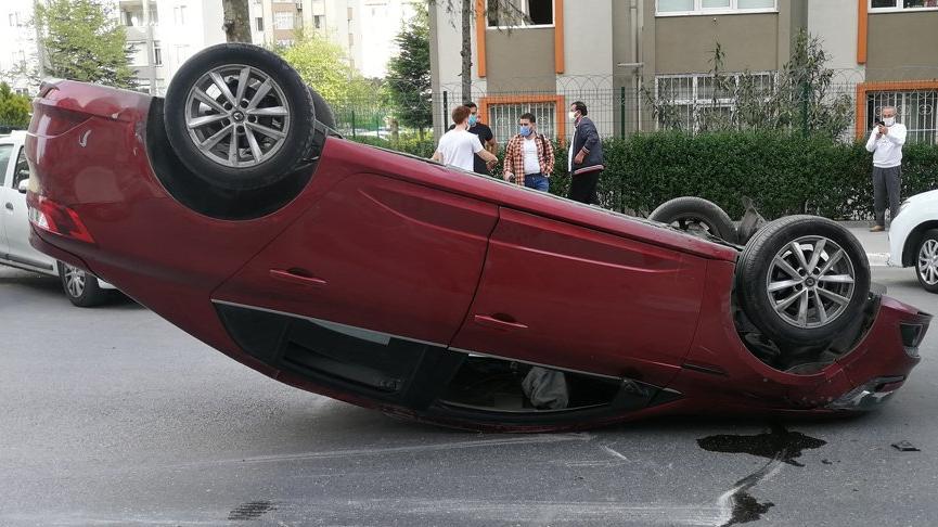 Boş yolda park halindeki otomobile çarpıp takla attı