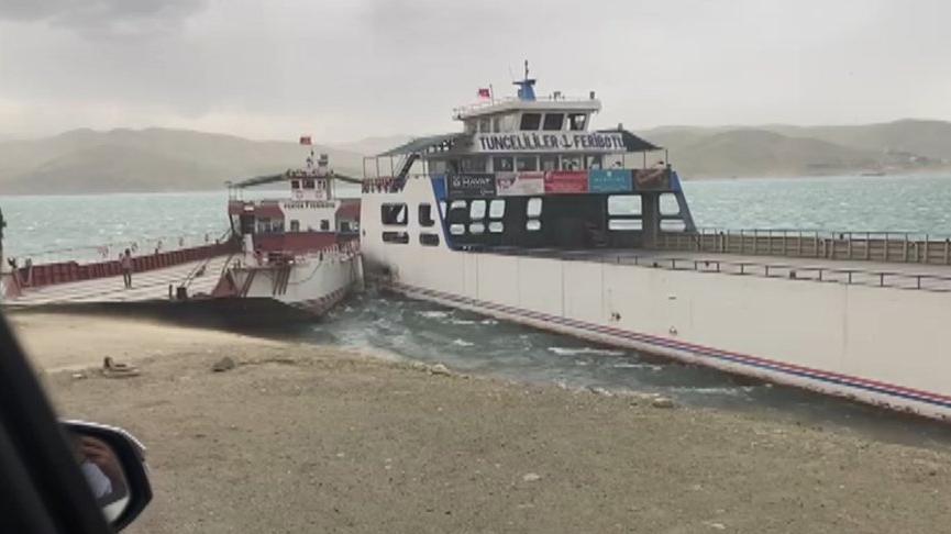 Keban Baraj Gölü’nde 2 feribot çarpıştı