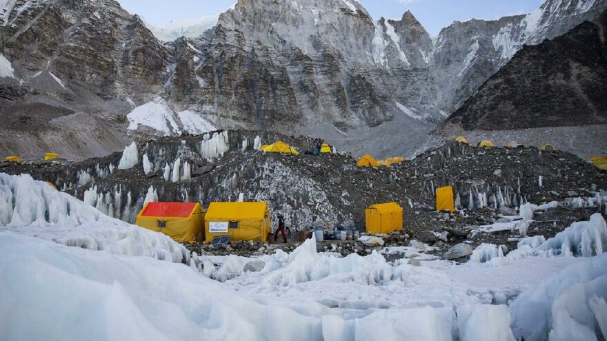 Dünyanın zirvesinde vakalar artıyor: Everest’te 17 kişi pozitif çıktı