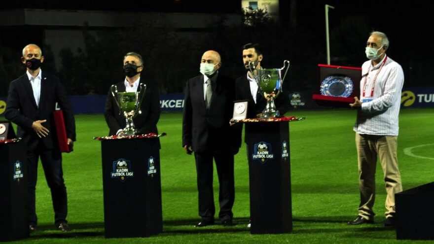 Beşiktaş’ı şampiyonluğa taşıyan Hatice Bahar Özgüvenç yerine kadına şiddetten davası devam eden Efe Mehmet Aydın’a ödül
