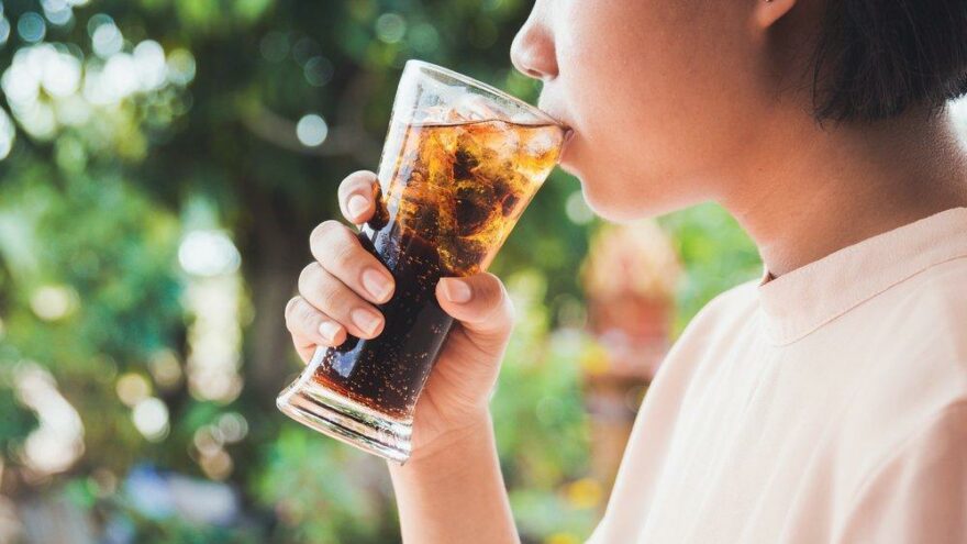 Her gün şekerli içecek tüketen kadınlarda bağırsak kanseri riski yüzde 32 artıyor