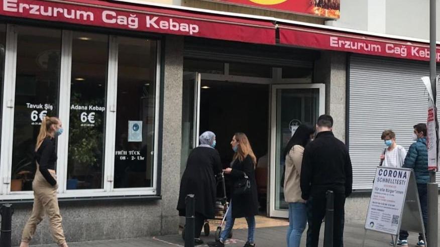 Cağ kebapçısı çubukla corona testi yapmaya başladı