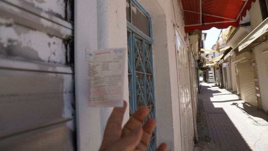 Açılma sonrası esnafı bekleyen sürpriz: Postacılar kepenklere yapıştırdı