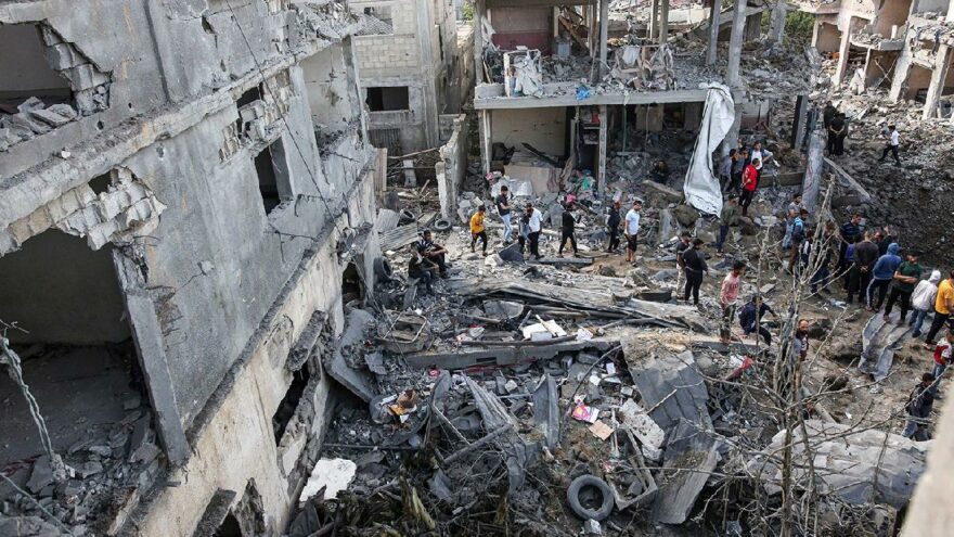 İsrail’in gece boyu vurduğu Gazze’de yıkımın boyutu gün doğunca ortaya çıktı