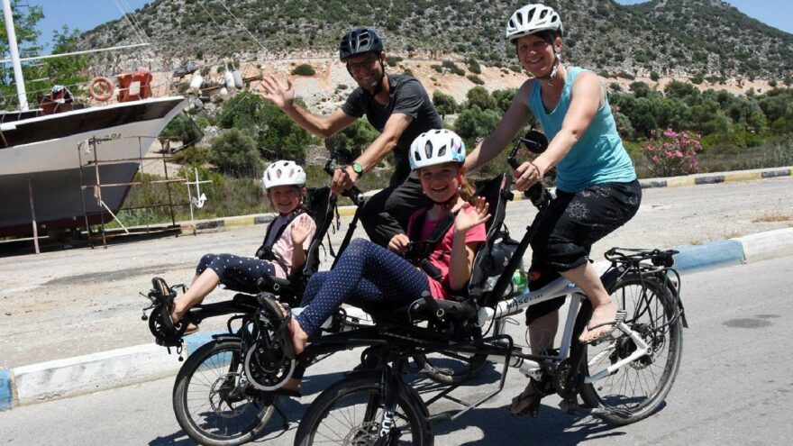 Dört kişilik İsviçreli aile iki bisikletle Türkiye’nin keyfini çıkarıyor