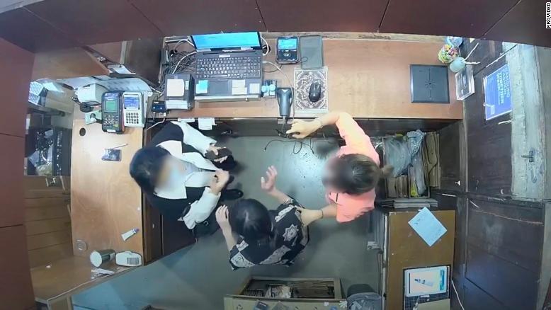 İki ülke arasında savaş çıkaran tokat: Büyükelçinin eşi tezgahtar tokatladı