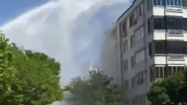 Su borusu patladı, tazyikli su 6 katlı apartman boyunu aştı